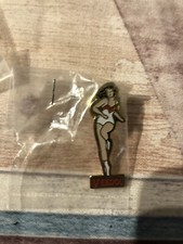 Pin's pin SEXY PIN-UP VEEDOL motor oil « Neuf Jamais Déballé » (ref L06)