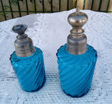 2 anciens flacons à parfum en verre moulé ou baccarat ? torsadé bleu vers 1950