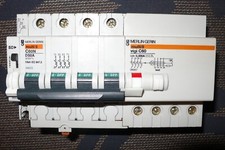 DISJONCTEUR DIFFERENTIEL 4P. TETRAPOLAIRE 50A 300mA COURBE D MERLIN GERIN PC10KA