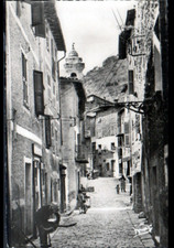 LE MOULINET (06) ARTISAN BOTTIER-CORDONNIER au travail Rue de REPUBLIQUE animée