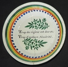 Belle assiette 19ème (20 cm) Faïence de NEVERS (marque en creux au revers)