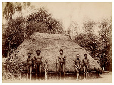 Guerriers et enfant devant une hutte, Vanuatu, Nouvelles-Hébrides   Tirage alb