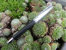 GROS STYLO PLUME CORPS GAINE CUIR GENRE CROCO NEUF DE STOCK ( jamais encré )