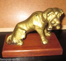 CHIEN EN FONTE PATINÉ OR SUR