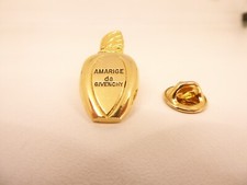 Pin's Pins Pin Badge - GIVENCHY - Parfum / Perfume AMARIGE DE GIVENCHY