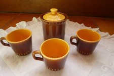 3 tasses à café et sucrier