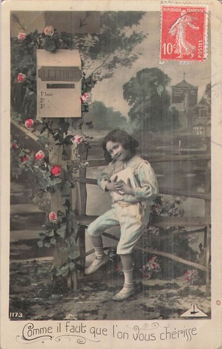 Enfant sur barriere - sur, a
