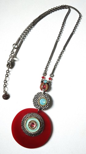 Pendentif sur chaîne - , style
