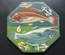 Huile sur bois, MARINE 2 poissons au chiffre 9,  sur panneau hexagonal 20,5 cm