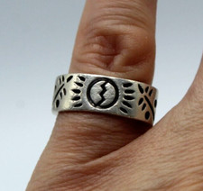 Ancienne Bague Anneau en Argent Massif 925 Ciselé de Motifs sur Fond Niellé T.51
