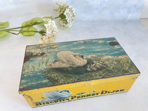 Ancienne boîte à - ,
