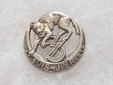 Un insigne militaire " 3° Zouaves ".