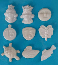 LOT 9 FEVES EN PLASTIQUE blanc diverses