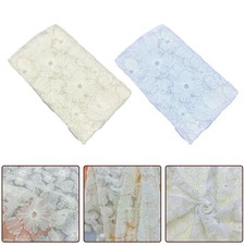 Tissu dentelle ornée de