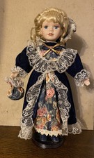 POUPEE DE PORCELAINE AVEC ROBE ET DENTELLES CHAPEAU ET SAC