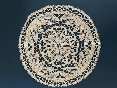 Ancien napperon rond - , en