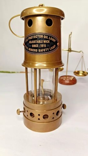 Ancienne lampe pétrole - à,