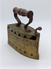 Ancien fer à braise en laiton avec poignée bois – décor gravé XIXe siècle
