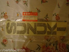 SUZUKI DR 600 - 1986 / 1989 - EMBLEME STICKER D ORIGINE NEUF 68111-14A00-019