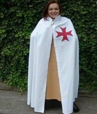 Cape médiévale à col haut