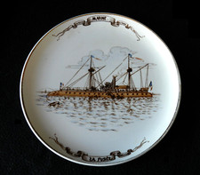 CREIL ET MONTEREAU ASSIETTE MARINE MILITAIRE « LA FUSÉE CUIRASSÉ » Circa 1900