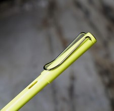 STYLO PLUME LAMY SAFARI EN RESINE JAUNE FLUO - PLUME EN METAL TAILLE MOYENNE