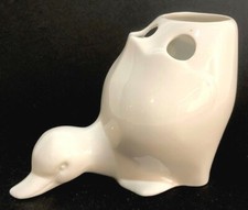 Petit vase canard pique fleurs en porcelaine blanche 
