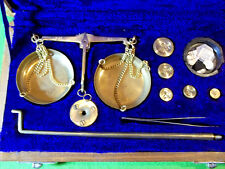 COFFRET BALANCE DE PRÉCISION, TRÉBUCHET 2 PLATEAUX et POIDS