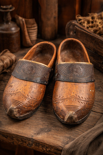 Paire sabots anciens - sabots, bois
