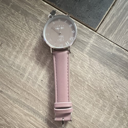 Elle montre bracelet femme
