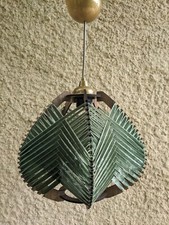 Suspension Fil Ruban Velours vert tendu sur structure imitation bois.