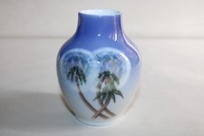 Petit vase en porcelaine de