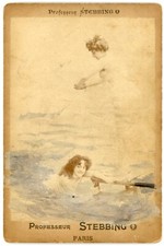 PHOTO CABINET Professeur STEBBING à Paris,  2 femmes modèle mer ponton maillot