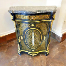 Un bahut Style Boulle en bois d'hêtre, Bronze & Marbre noir doublé avec motifs
