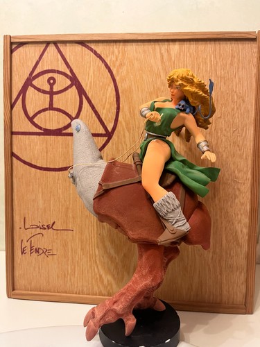 Broken statue figurine - broken, bd