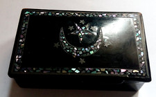 BOITE ancienne PAPIER maché laqué NOIR incrustations NACRE décor LUNE et ETOILE