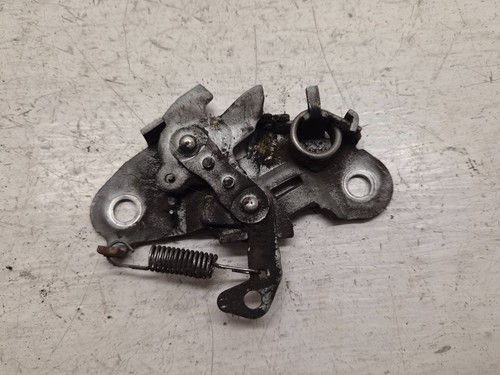 Système attache capot moteur