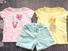 lot vêtements fille 5 ans 2 T-shirt 1 Short