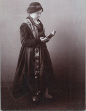 Jeune femme en costume du