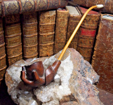 PIPE  en bois sculpté   motif