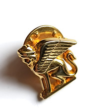 pin broche doré sphinx ailé