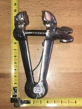 etau outils vintage  outil ancien de métiers étau de serrage à main réf N°13