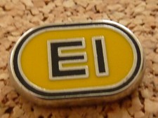 pin's pins badge automobile.  tracteur. EI  entreprise industrielle