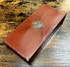 Ancienne boite à bridge en cuir véritable avec armoiries coffret à jeux vintage