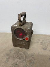 Ancienne lampe SNCF de locomotive à vapeur dans son jus à l’air d’être bon état