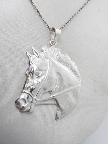 Cheval pendentif en - :, argent