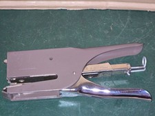 AGRAFEUSE ANCIENNE JAKY 6X8 mm