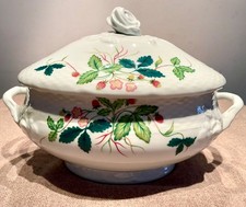 Grande soupière en porcelaine de Limoges Raynaud décor fraises Georges Sand