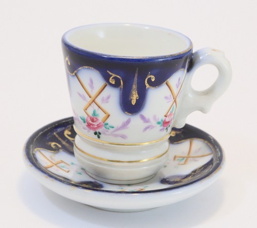 Ancienne tasse sous - tasse, et