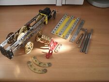 Meccano Ancien lot de pièces de Meccano avec engrenages , chêne et Moteur .